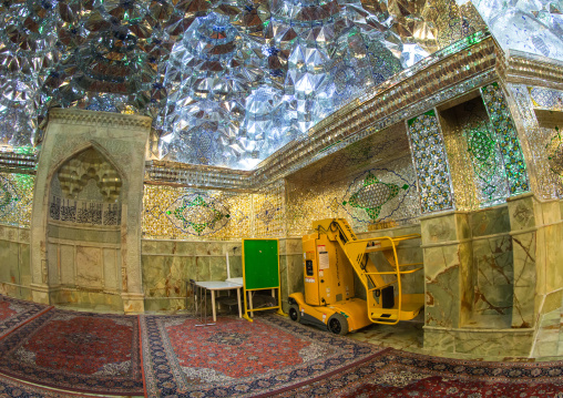 Elevateur Char To Clean The Mirrors In The Shah-e-cheragh Mausoleum, Fars Province, Shiraz, Iran