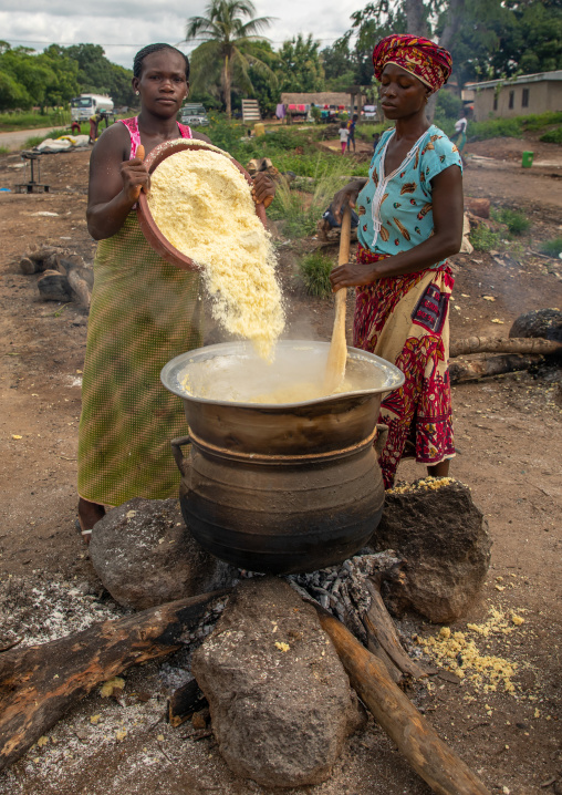 African women cooking attiéké, Région des Lacs, Sakiare, Ivory Coast