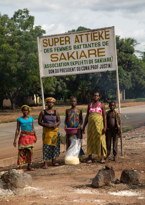Women association making attiéké, Région des Lacs, Sakiare, Ivory Coast
