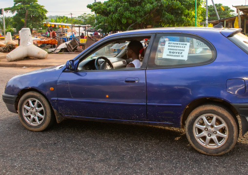 Young african driver asking people to be indulgent with her, Région des Lacs, Yamoussoukro, Ivory Coast