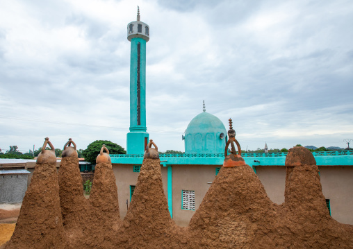 The 17th century sudano-sahelian mosque in front of the modern mosque, Savanes district, Kouto, Ivory Coast
