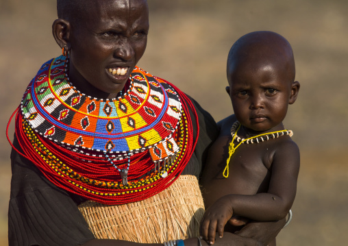 El molo tribe mother with her baby, Turkana lake, Loiyangalani, Kenya