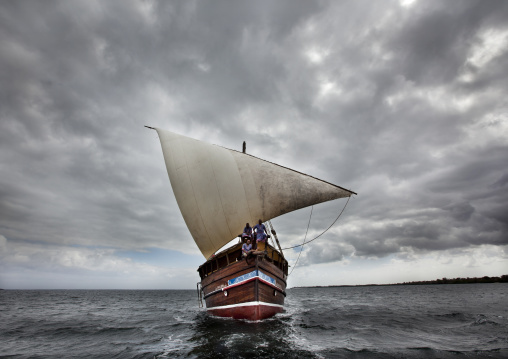 Dhow sailing on indian ocean, Lamu County, Lamu, Kenya