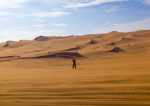 Tuareg man in ubari desert, Fezzan, Umm al-Maa, Libya