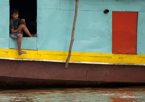 Man on a boat on mekong river, Houei xay, Laos