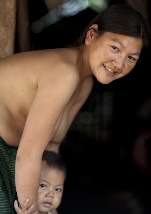 Akha minority mother and kid, Muang sing, Laos