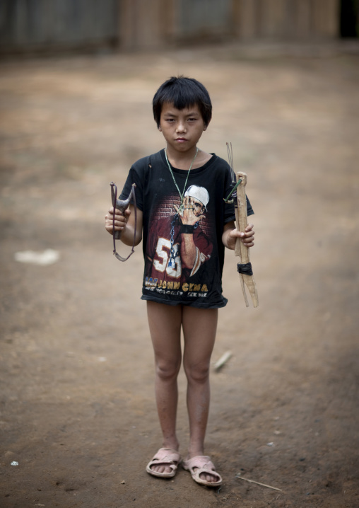 Hmong minority kid chasing, Muang sing, Laos