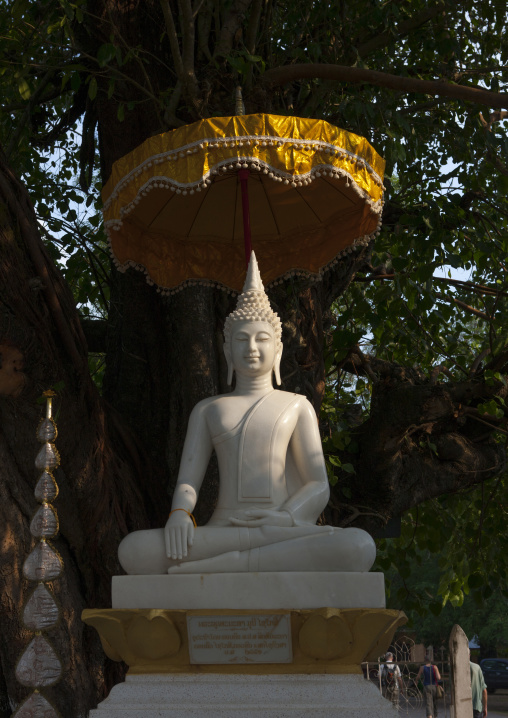 Buddha statue, Thakhek, Laos