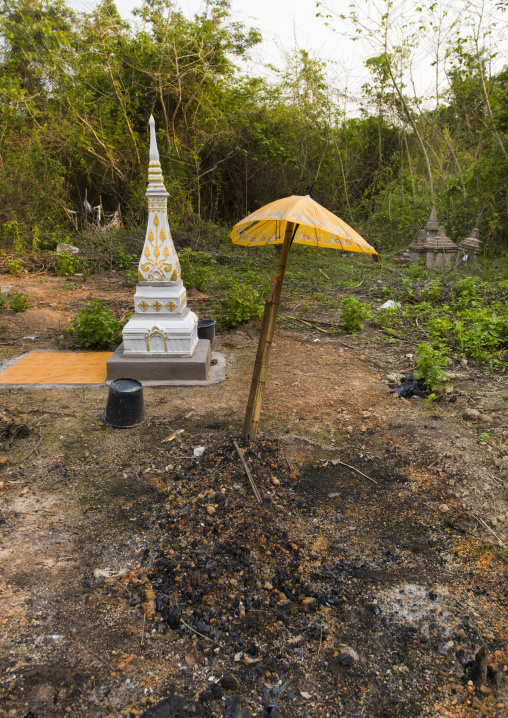 Umbrella and akha grave, Nam deng, Laos