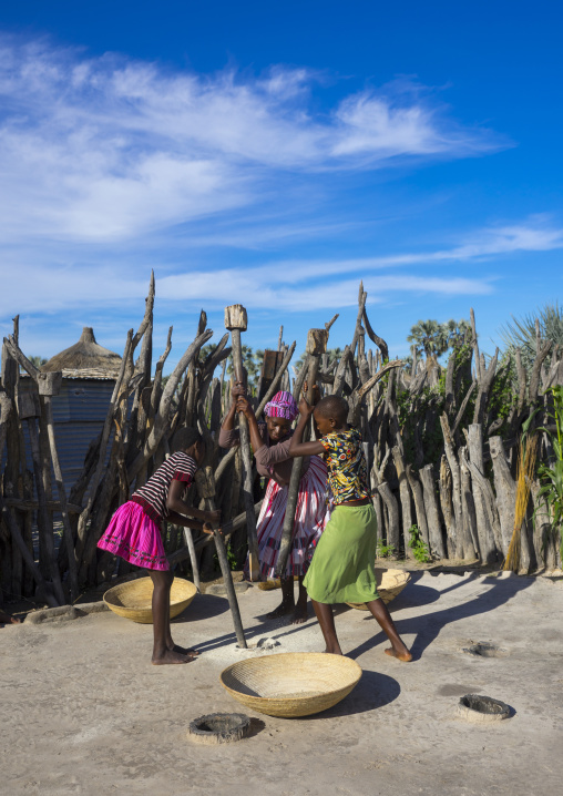 African Women With Mortars And Pestles, Ondangwa, Namibia