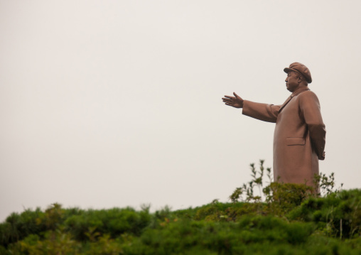 Kim il Sung statue side view, South Hamgyong Province, Hamhung, North Korea