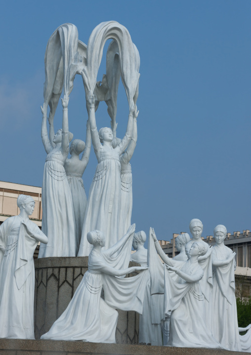 Mansudae fountain park dedicated to the glory of Kim il Sung with the statues performing a dance called snow falls, Pyongan Province, Pyongyang, North Korea