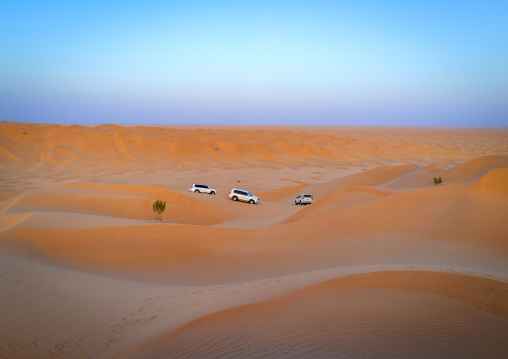 Tourists cars in dunes in rub al khali desert, Dhofar Governorate, Rub al Khali, Oman