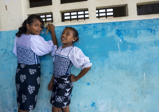 Panama, San Blas Islands, Mamitupu, Kuna Girls In A School Writing On A Wall