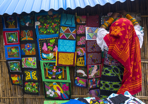 Panama, San Blas Islands, Mamitupu, Kuna Woman In Traditional Outfits Selling Colorful Hand Stitched Kuna Indian Molas