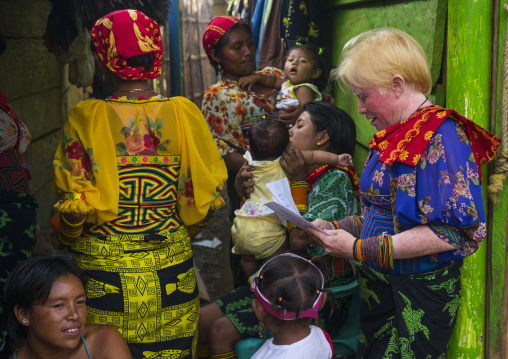 Panama, San Blas Islands, Mamitupu, Albino Kuna Tribe Woman With Friends
