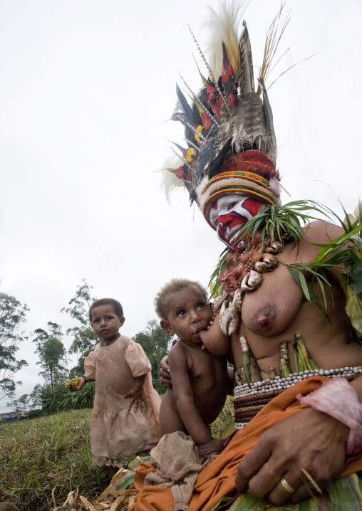 Highlander mother and baby during sing sing ceremony, Western Highlands Province, Mount Hagen, Papua New Guinea