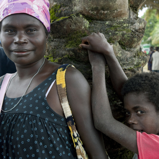 Mother and child, Autonomous Region of Bougainville, Bougainville, Papua New Guinea