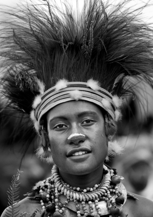 Portrait of a Chimbu tribe woman during a Sing-sing ceremony, Western Highlands Province, Mount Hagen, Papua New Guinea
