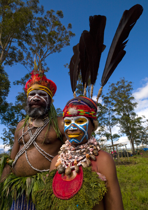 Highlander father and kid during a sing sing ceremony, Western Highlands Province, Mount Hagen, Papua New Guinea