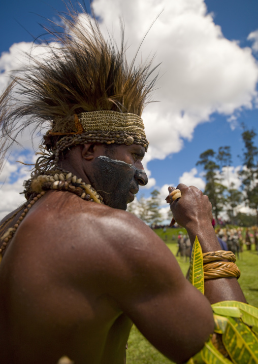 Chimbu tribe man during a Sing-sing ceremony, Western Highlands Province, Mount Hagen, Papua New Guinea