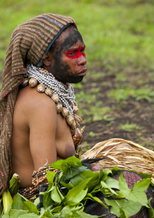 Highlander woman with traditional clothing during a sing-sing, Western Highlands Province, Mount Hagen, Papua New Guinea