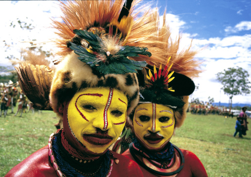 Hulis women in traditional clothing during a sing-sing, Western Highlands Province, Mount Hagen, Papua New Guinea