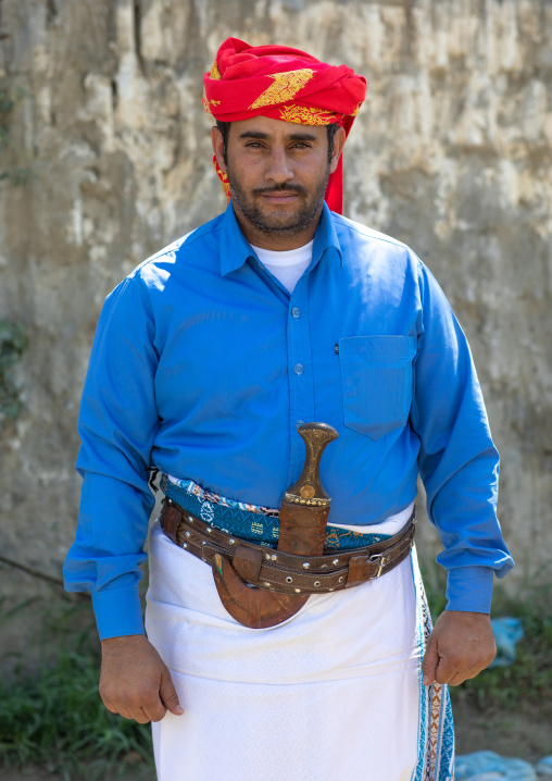 Portrait of a saudi man with his jambya, Jizan province, Addayer, Saudi Arabia