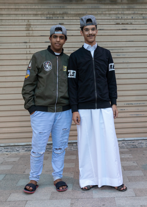 Saudi teenage boys wearing fashionnable clothes, Mecca province, Taïf, Saudi Arabia