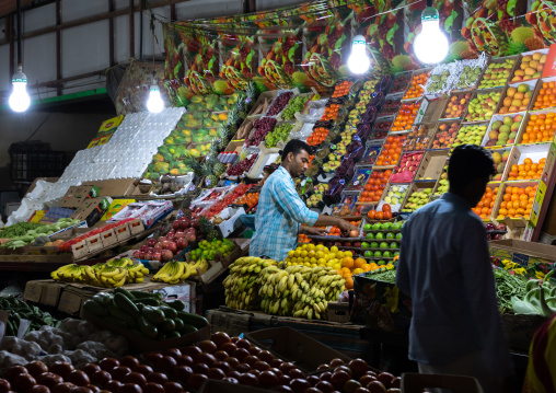 Vendors in a vegetables and fruits market, Jizan Province, Sabya, Saudi Arabia