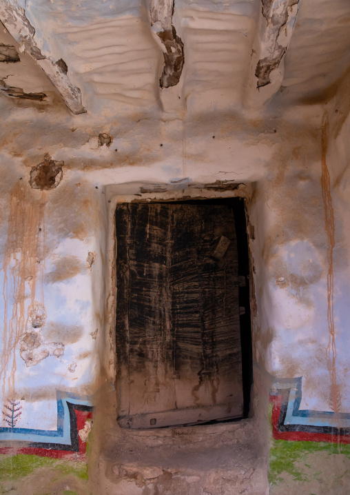 Al-qatt al-asiri traditionally female interior wall decoration in an abandonned house, Asir province, Sarat Abidah, Saudi Arabia
