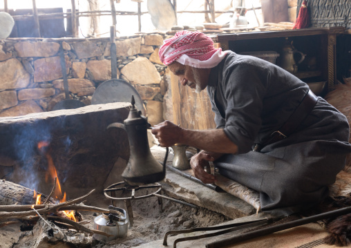 Saudi man preparing coffe in a majlis, Asir province, Tanomah, Saudi Arabia