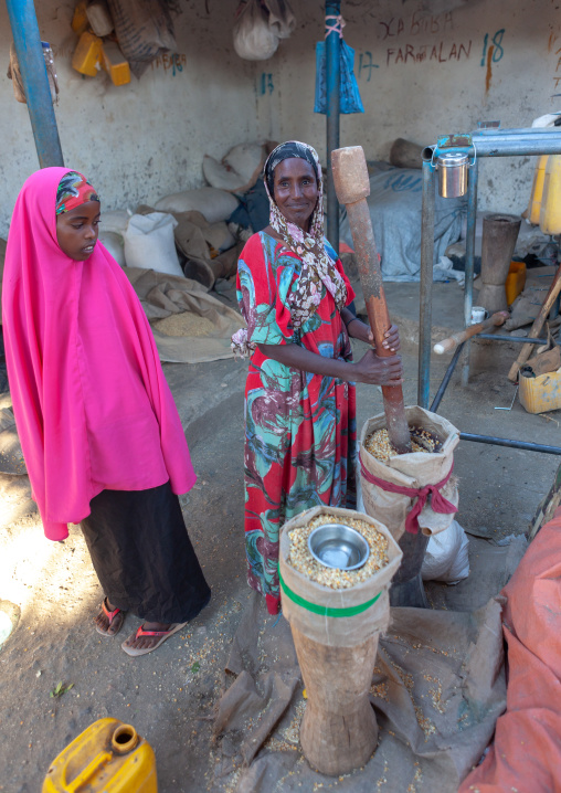 Somali woman using mortar and pestle, Woqooyi Galbeed region, Hargeisa, Somaliland