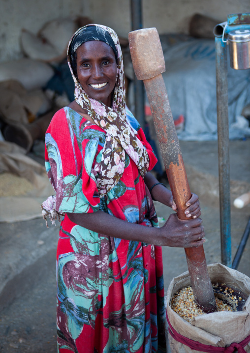 Somali woman using mortar and pestle, Woqooyi Galbeed region, Hargeisa, Somaliland