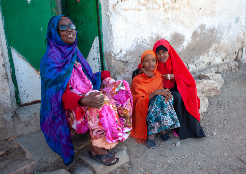 Somali women chating in the street, Woqooyi Galbeed region, Hargeisa, Somaliland