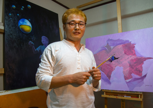 Former north Korea propaganda artist called Oh Sung-Cheol in his workshop, National Capital Area, Seoul, South Korea