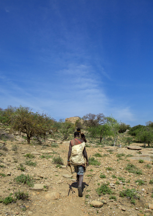 Tanzania, Serengeti Plateau, Lake Eyasi, hadzabe tribe men hunting