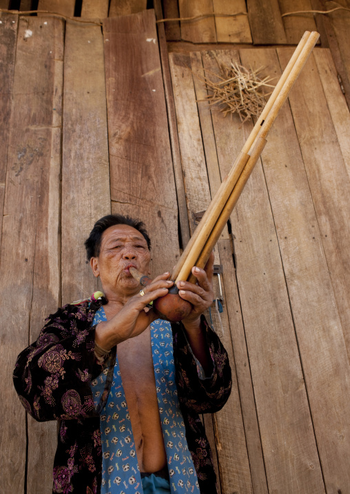 Lahu tribe uncle ja yo in ban bor kai village playing nor ku ma, Thailand