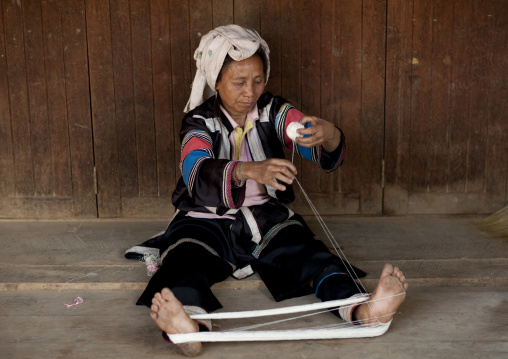 Lahu woman weaving, Ban bor kai village, Thailand