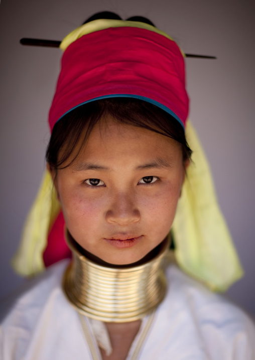 Long neck girl in ban mai nai soi, Thailand