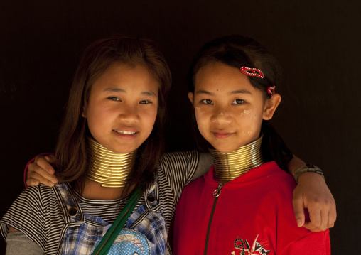 Long neck girls called mashe and mu je, Ban nai soiy village, Thailand