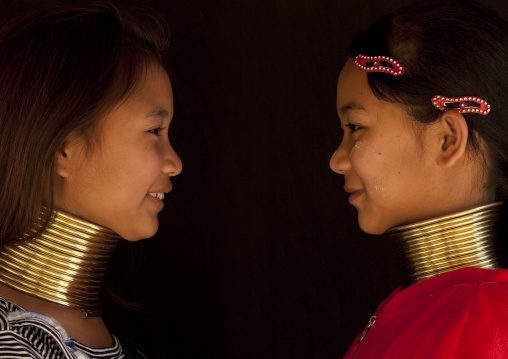 Long neck girls called mashe and mu je, Ban nai soiy village, Thailand