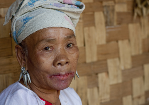 Miss tee mo from the karen tribe inmae soi-u village on the thai-myanmar border, Thailand